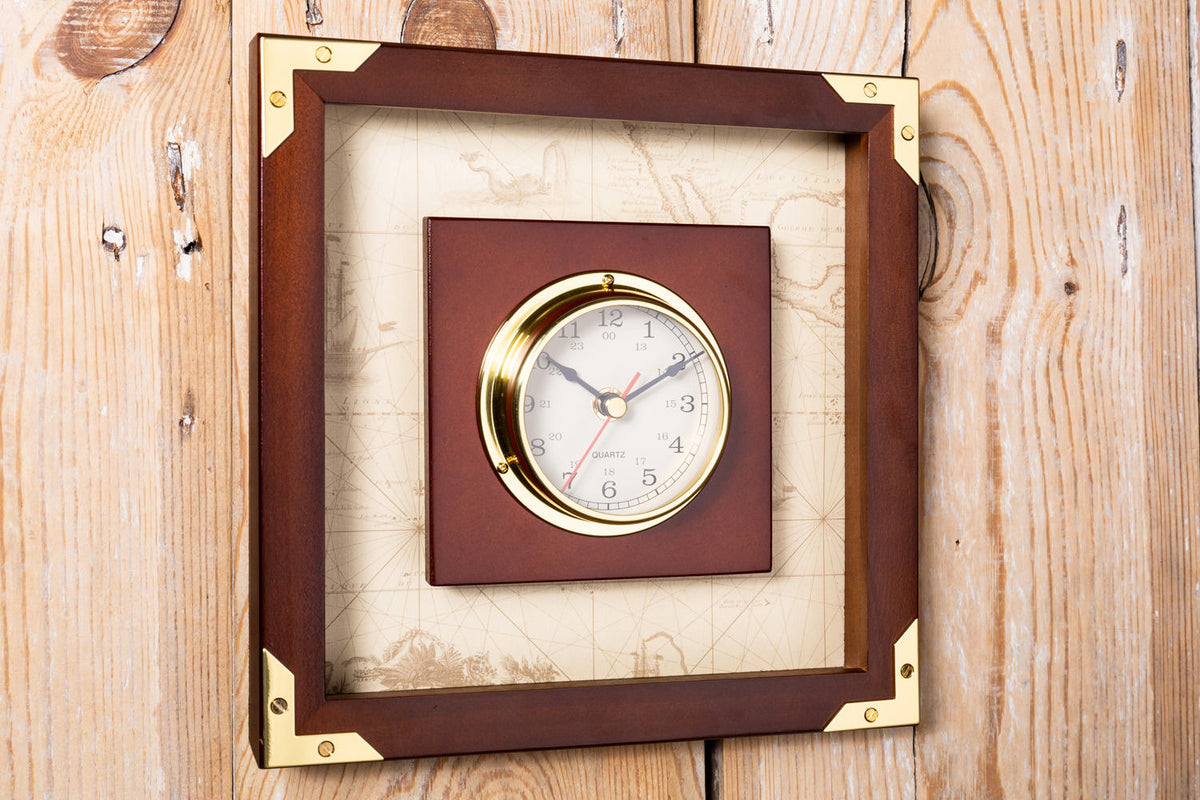 Uhr im Holzrahmen, Messing