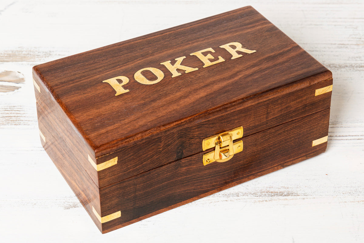 Pokerspiel mit Chips in Holzbox