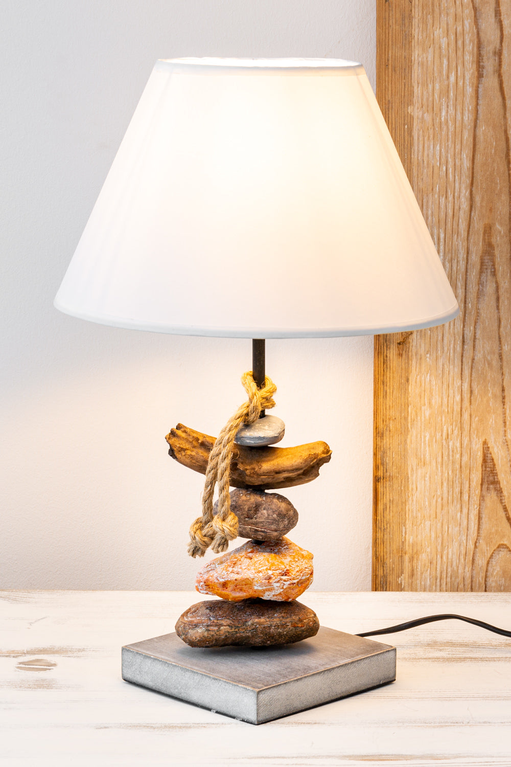 Tischlampe mit Steinen