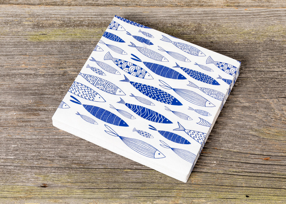 Serviette weiß mit blauen Fischen