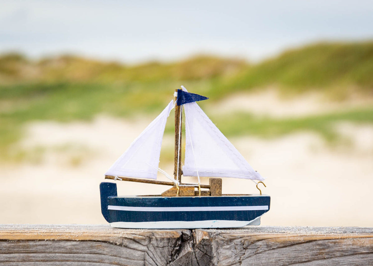 Kleines Segelboot, blau
