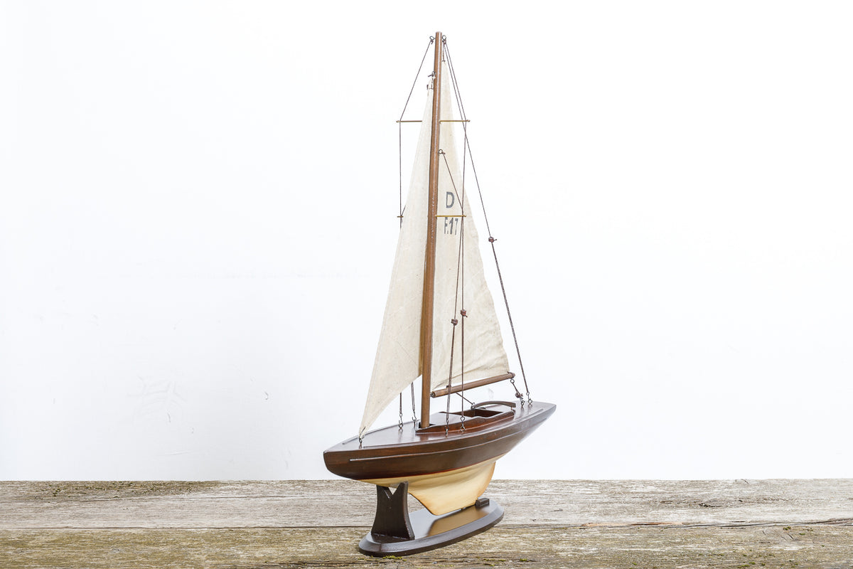 Deko Segelyacht braun Fertigmodell