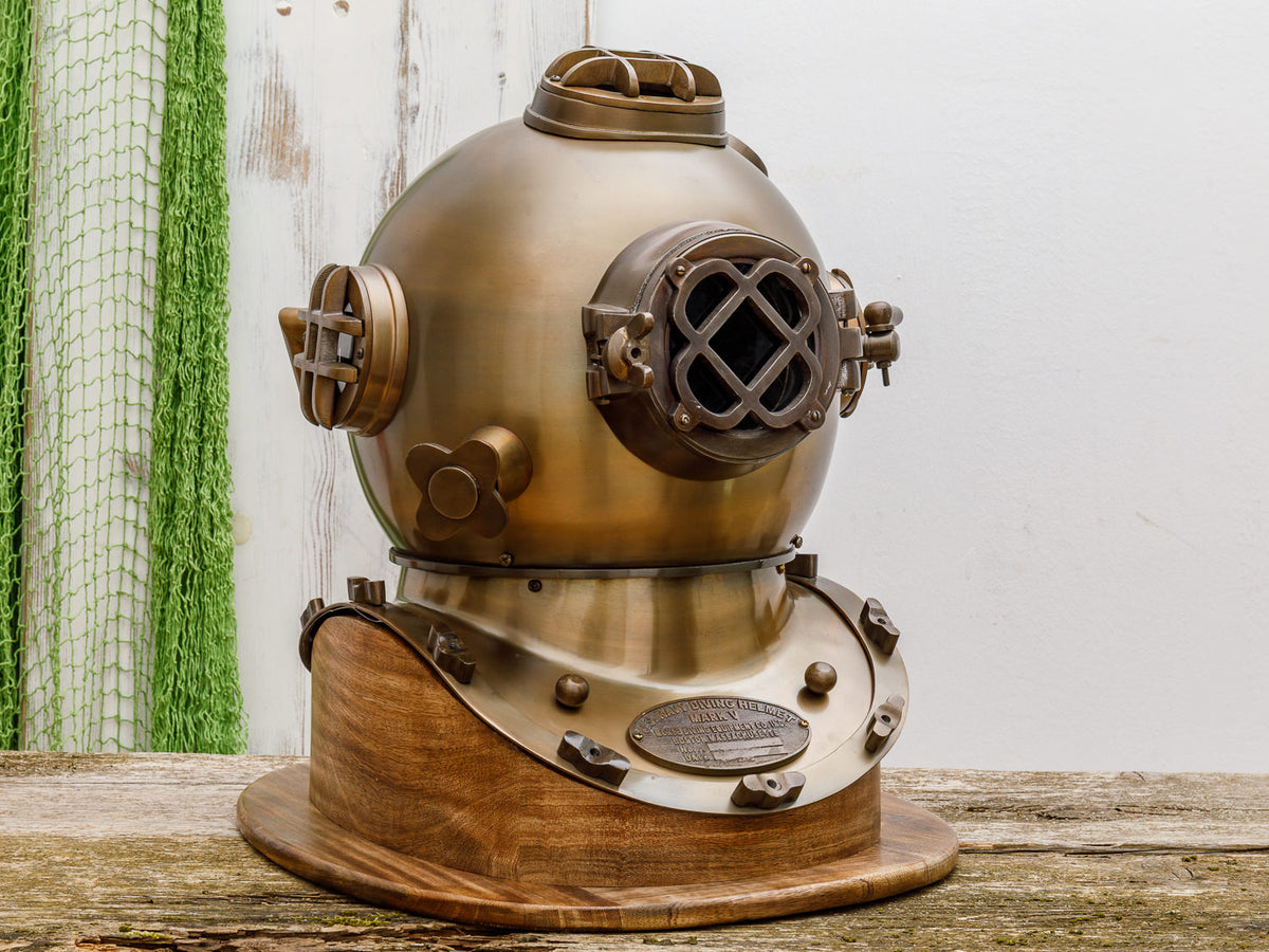 Alter Taucherhelm mit Sockel Messing