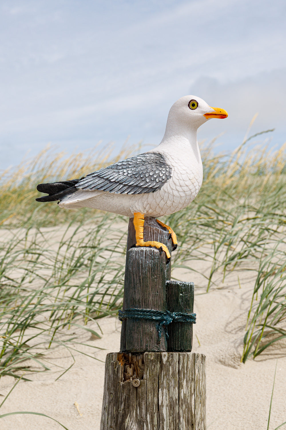 Weiße Möwe Dekoration auf Poller