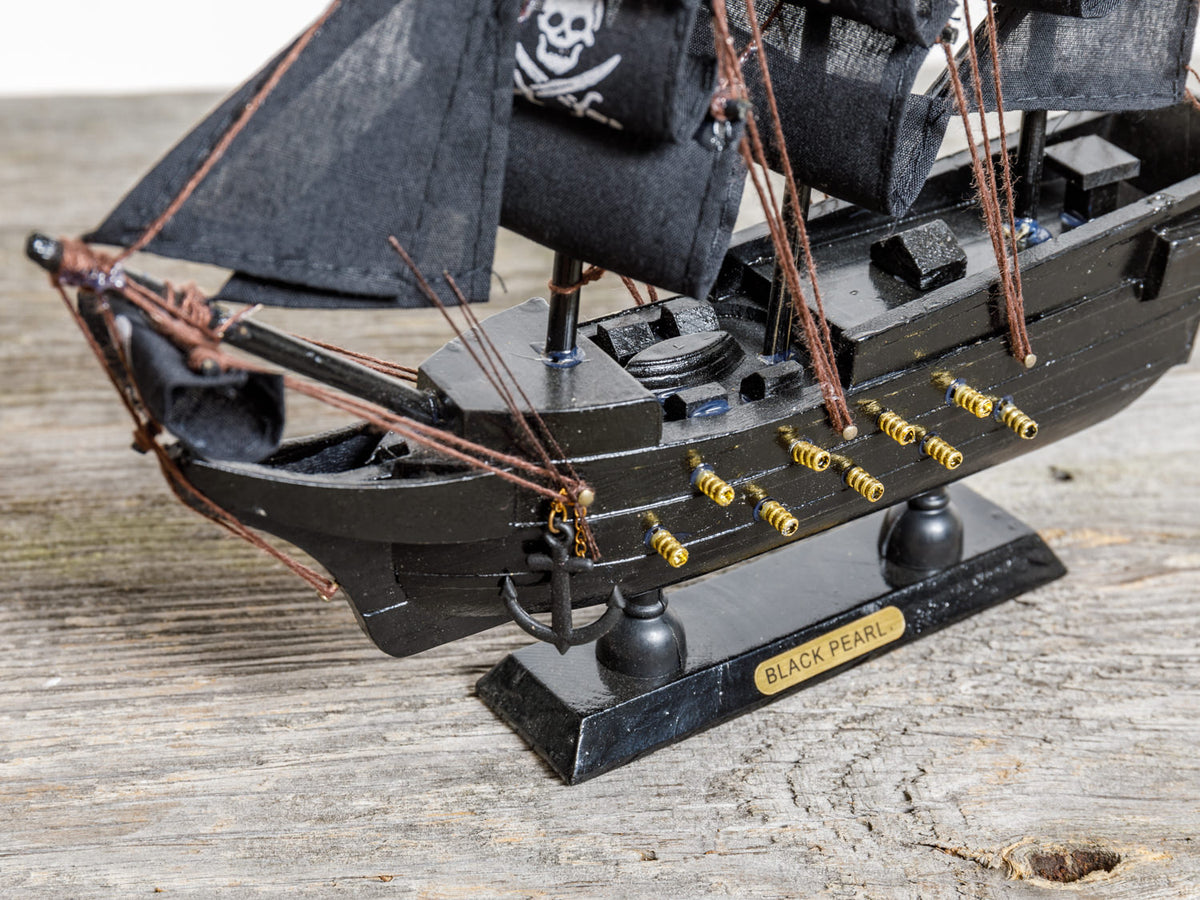 Modell Piratenschiff schwarz mit Totenkopf