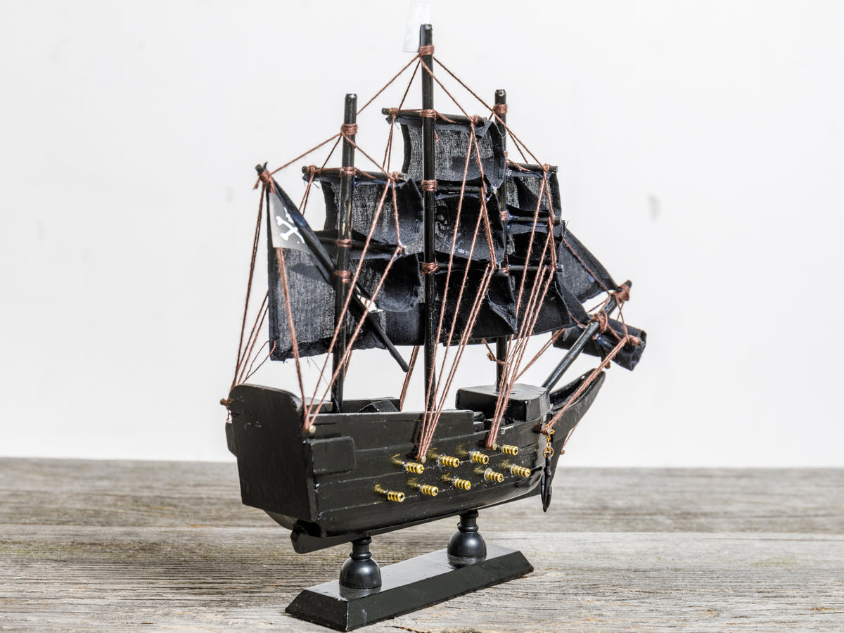 Modell Piratenschiff schwarz mit Totenkopf