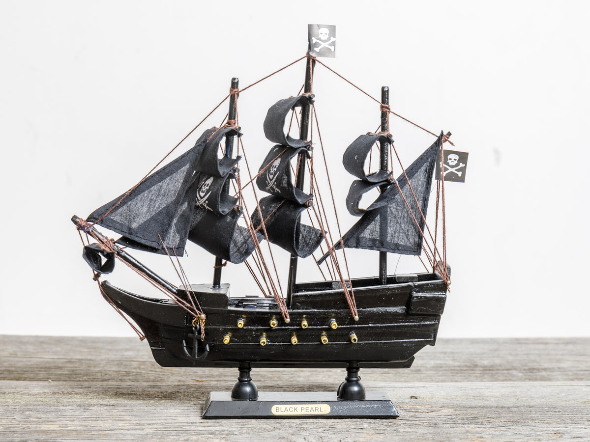 Modell Piratenschiff schwarz mit Totenkopf